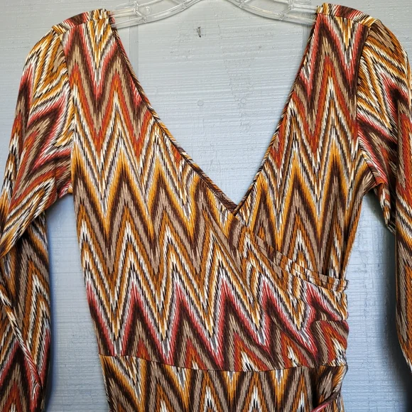 Maggy London Wrap Dress. Size 4 - Picture 5 of 6